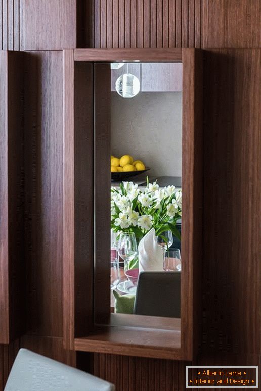 Mirrors in the kitchen with the effect of optical illusion