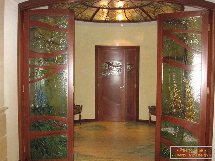 The stained-glass ceiling is in harmony with the design of the doors with glass inserts. 