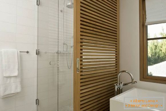 Glass and wooden partitions in bathroom design