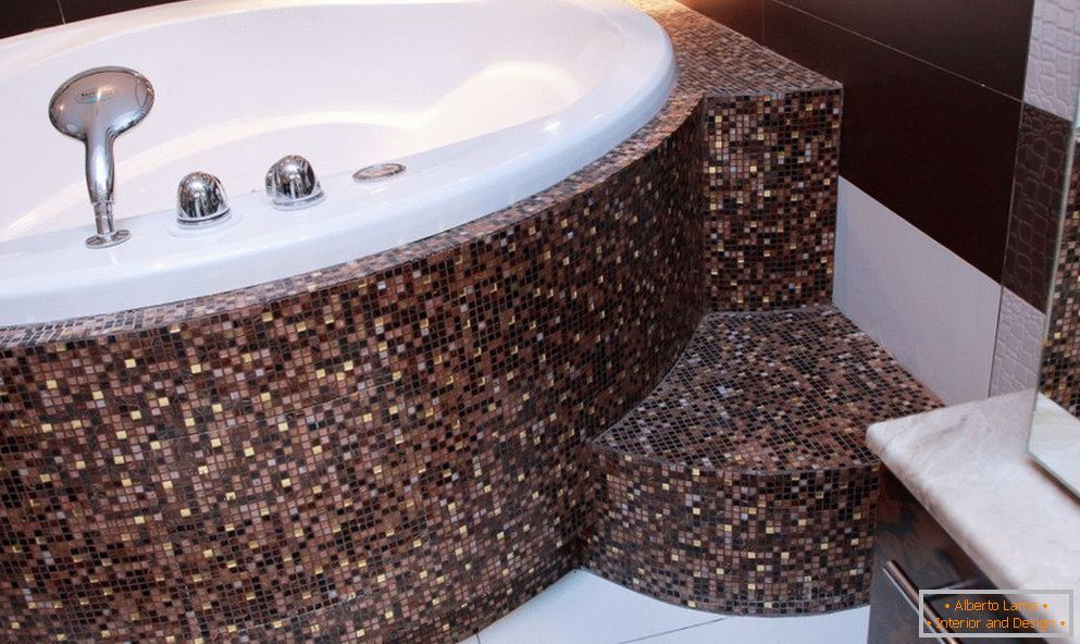 Mosaic on curved surfaces in the bathroom