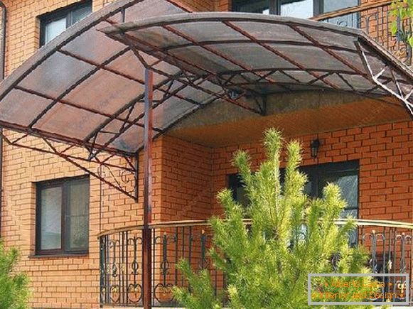 Polycarbonate awnings in the courtyard of a private house, photo 4