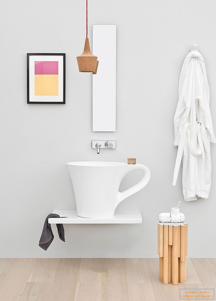 Washbasin in the form of a cup in the interior of a small bathroom