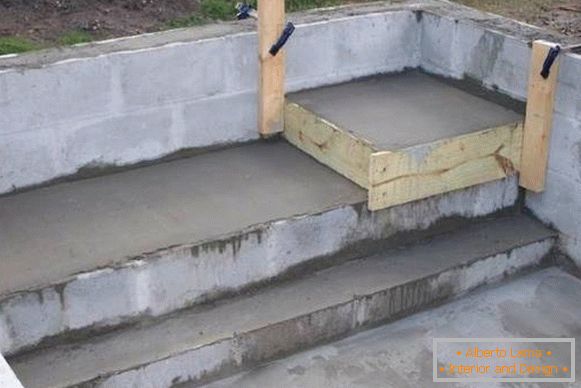 Concrete pool in a private house - photo at the stage of manufacturing