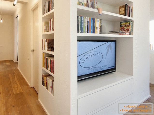 Corridor of a rectangular studio apartment in Tel Aviv