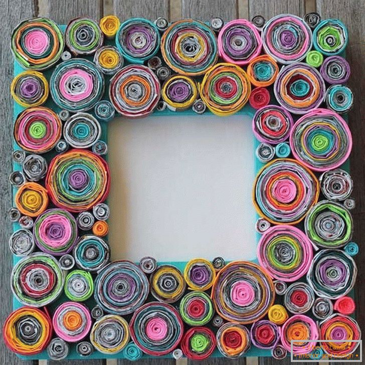 Photo frame decorated with twisted paper rings