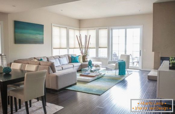 Turquoise accents in the bright living room