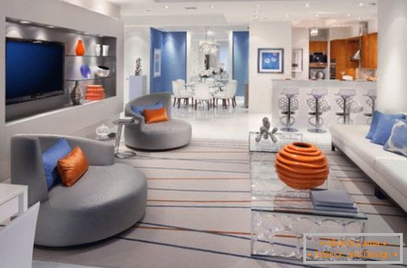 The combination of orange and blue in the gray living room