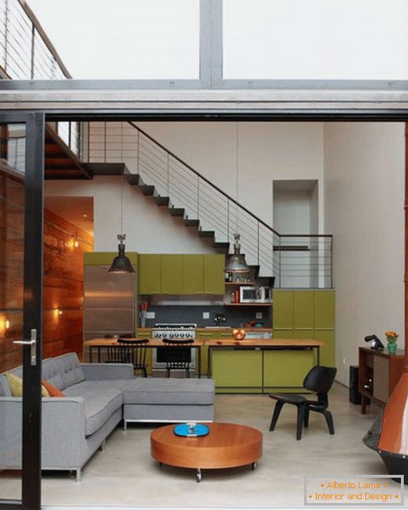 Contrast of olive and terracotta flowers in the living room