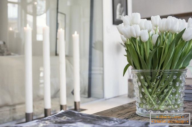 Flowers in the interior of studio apartments in Scandinavian style
