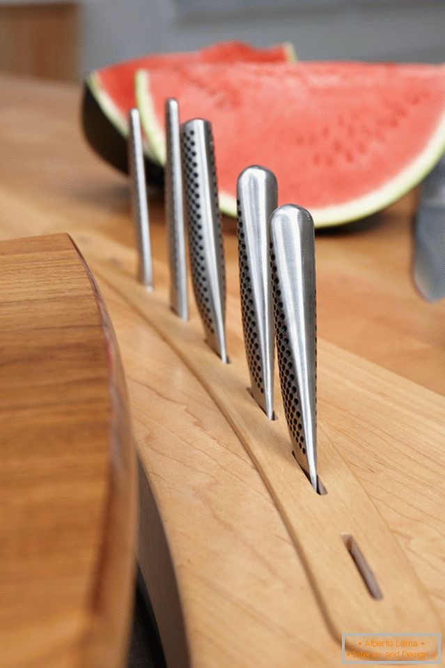 Built-in stand for knives