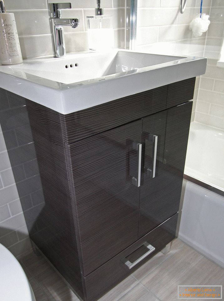 Dressing table in the interior of a small bathroom