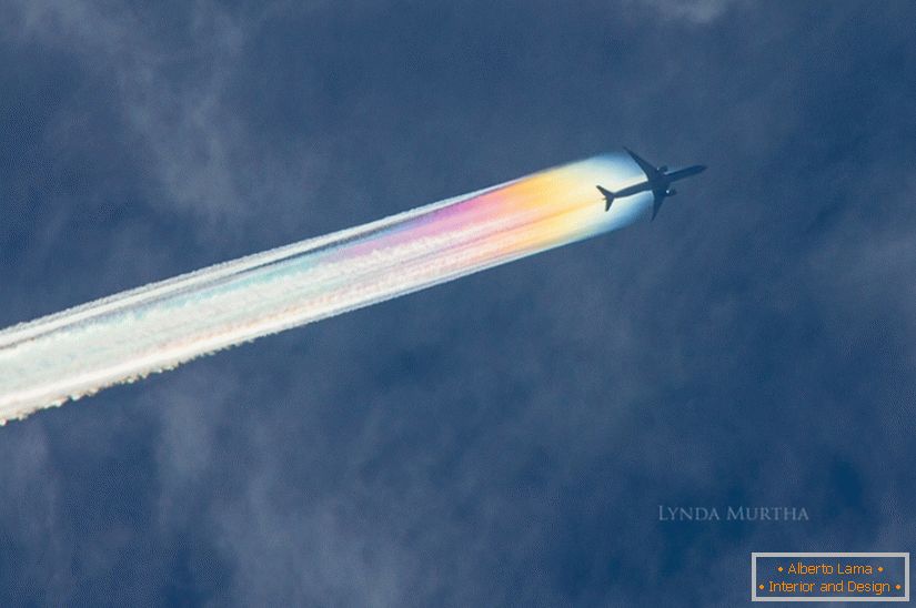 Unusual track from an airplane in the sky