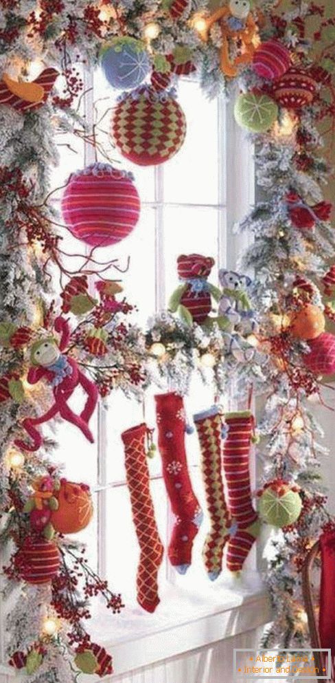 Christmas garland on the window, photo 50