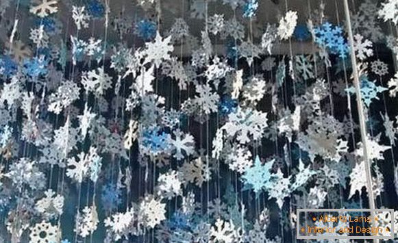 Christmas garlands and snowflakes from paper, photo 1