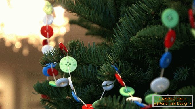 Christmas decorations of a garland with your own hands from buttons