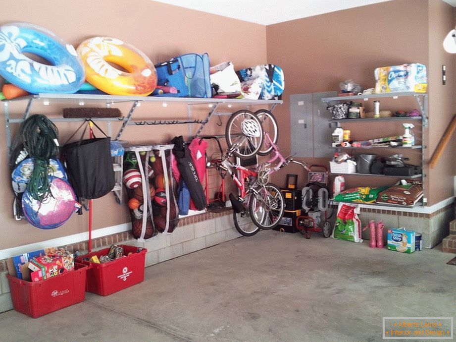 Arrangement of a storage room in the garage