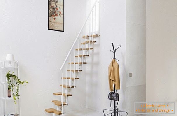 Floating staircase in the hallway