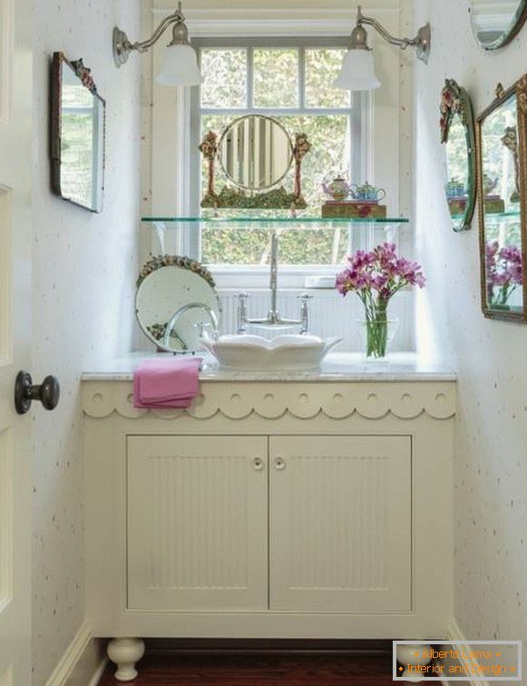 Mirrors and other bathroom accessories in the style of Provence