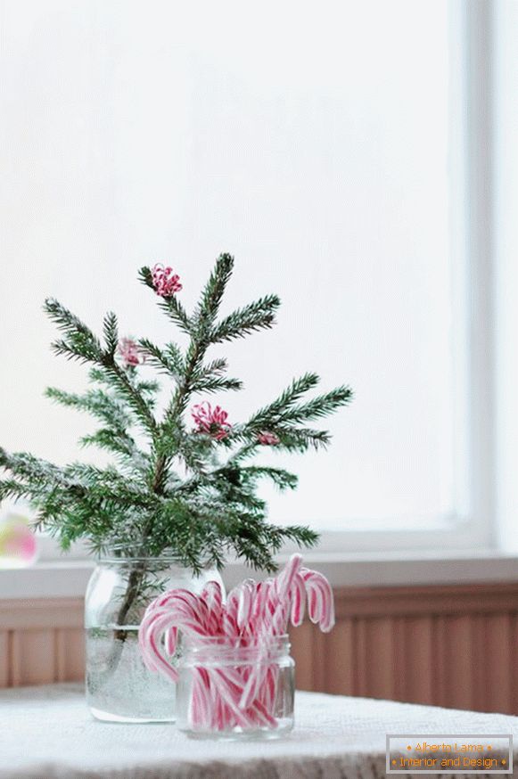 The creative idea of ​​decorating a sprig of Christmas trees