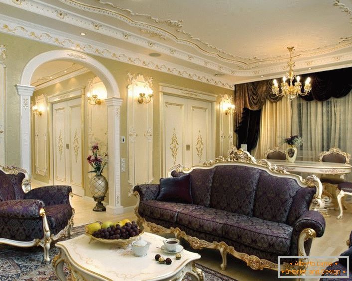 An example of a competent combination of colors in the decoration in the Baroque style. Upholstery furniture, lambrequins and carpet, made in lilac color, are combined even with grapes on the table and flowers. Slim design intent.