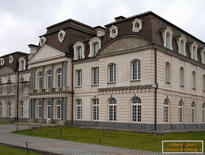 The facade of the house recalls the medieval times. The main highlight of the Baroque building was the arched windows.
