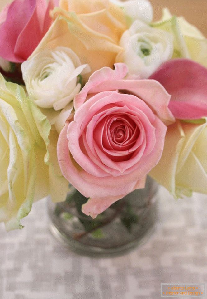 Here is such a beautiful bouquet of roses will stand on your table