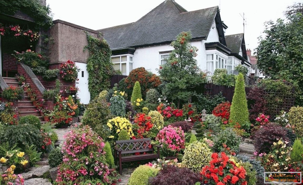Front garden in front of the house in a romantic style