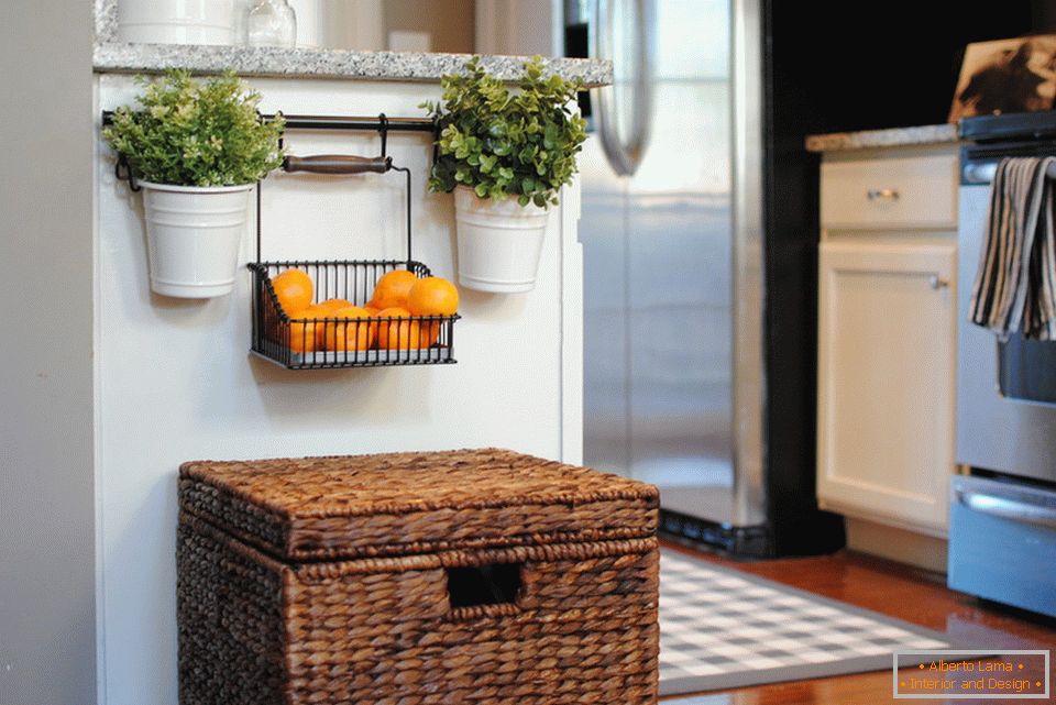 Suspended container and basket in the interior of a small house