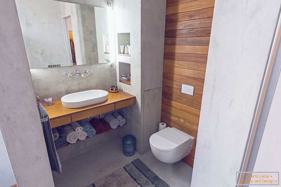 Washbasin and toilet in the bathroom of a one-room apartment