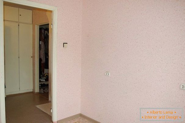 Pink wallpaper in the room