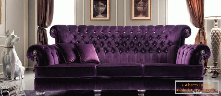 The rich purple upholstery color of the sofa fits seamlessly into the interior of the living room in the Empire style. Quilted upholstery made of natural fabrics is perhaps the best solution.