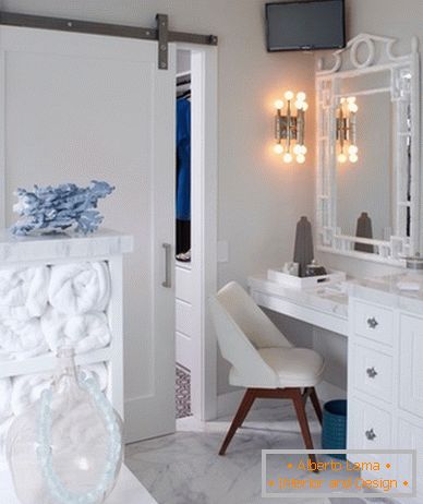 Snow-white walls in the bathroom