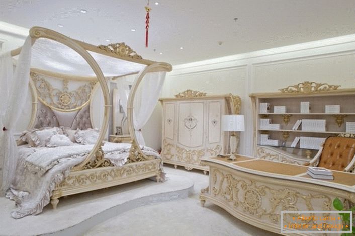 Bedroom in the Baroque style in one of the houses in the north-west of the Moscow region. Correctly constructed design project harmoniously combined the sleeping and working areas.