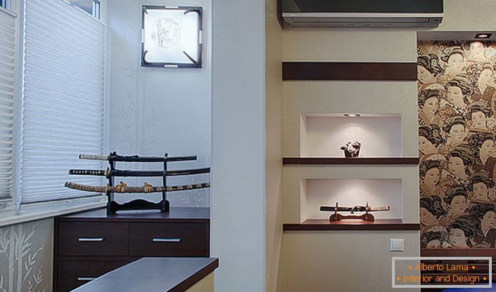 An excellent decorative decoration of the room in the style of Japanese minimalism is the Japanese sword. It is not necessary to acquire a real combat weapon, a simple mockery is enough. 