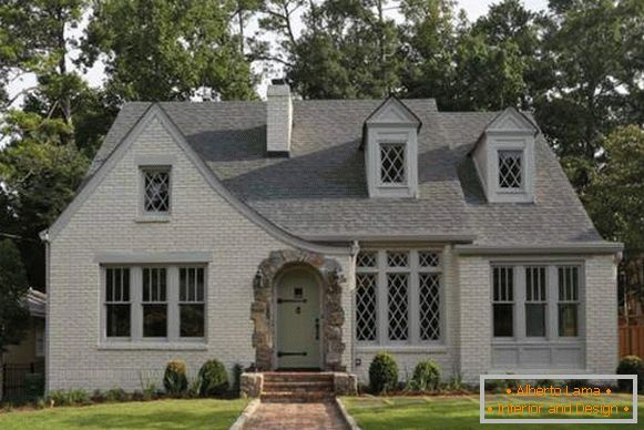 Facing a single-storey house paneled with brick