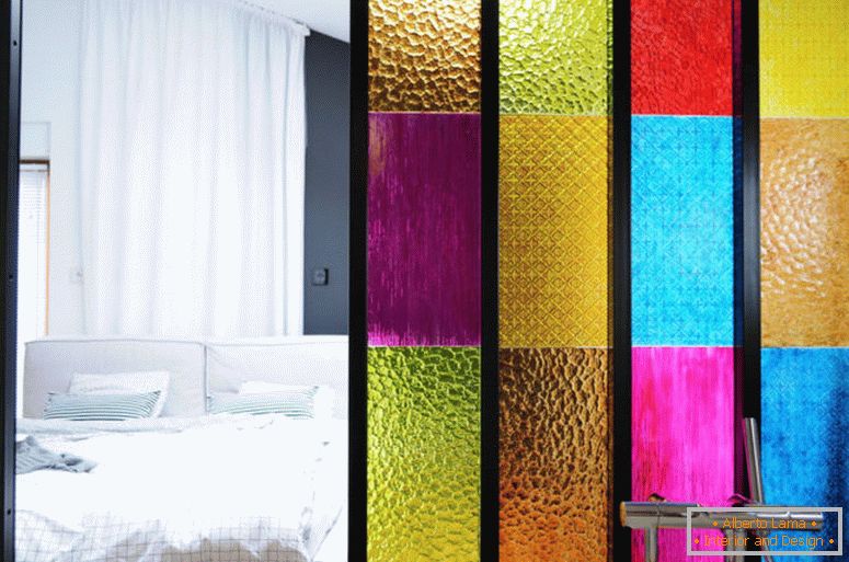 partition-in-colored-plastic-panels-diy-idea