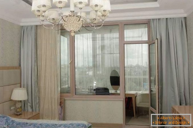 Bedroom with balcony with panoramic windows - the idea of ​​the interior