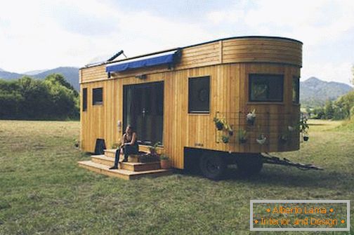 Exterior of mobile home on wheels