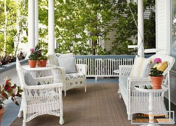 Materials for wicker furniture: artificial rattan or natural materials?