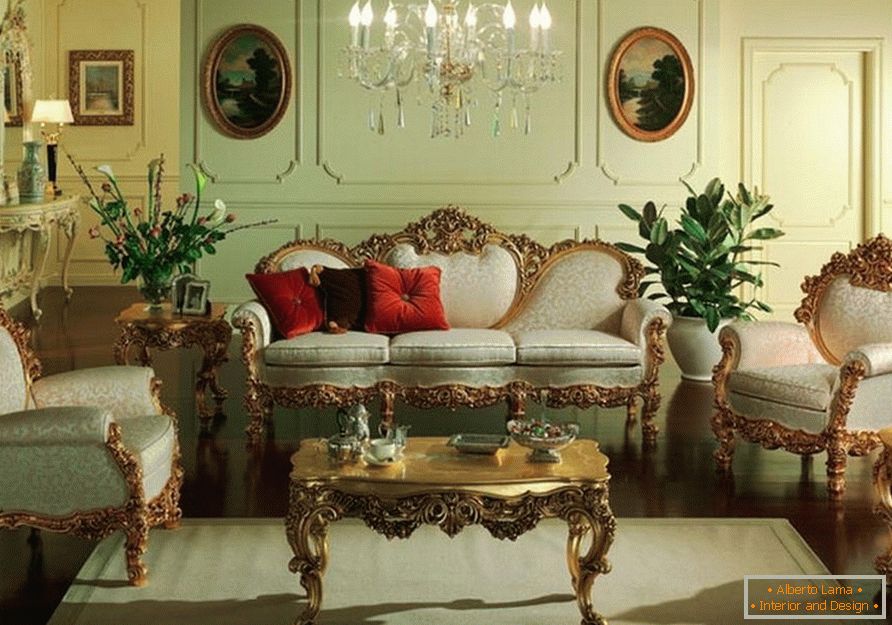 The guest room is in gentle olive tones. Furniture with carved backs and legs is matched in accordance with the style of the Baroque.