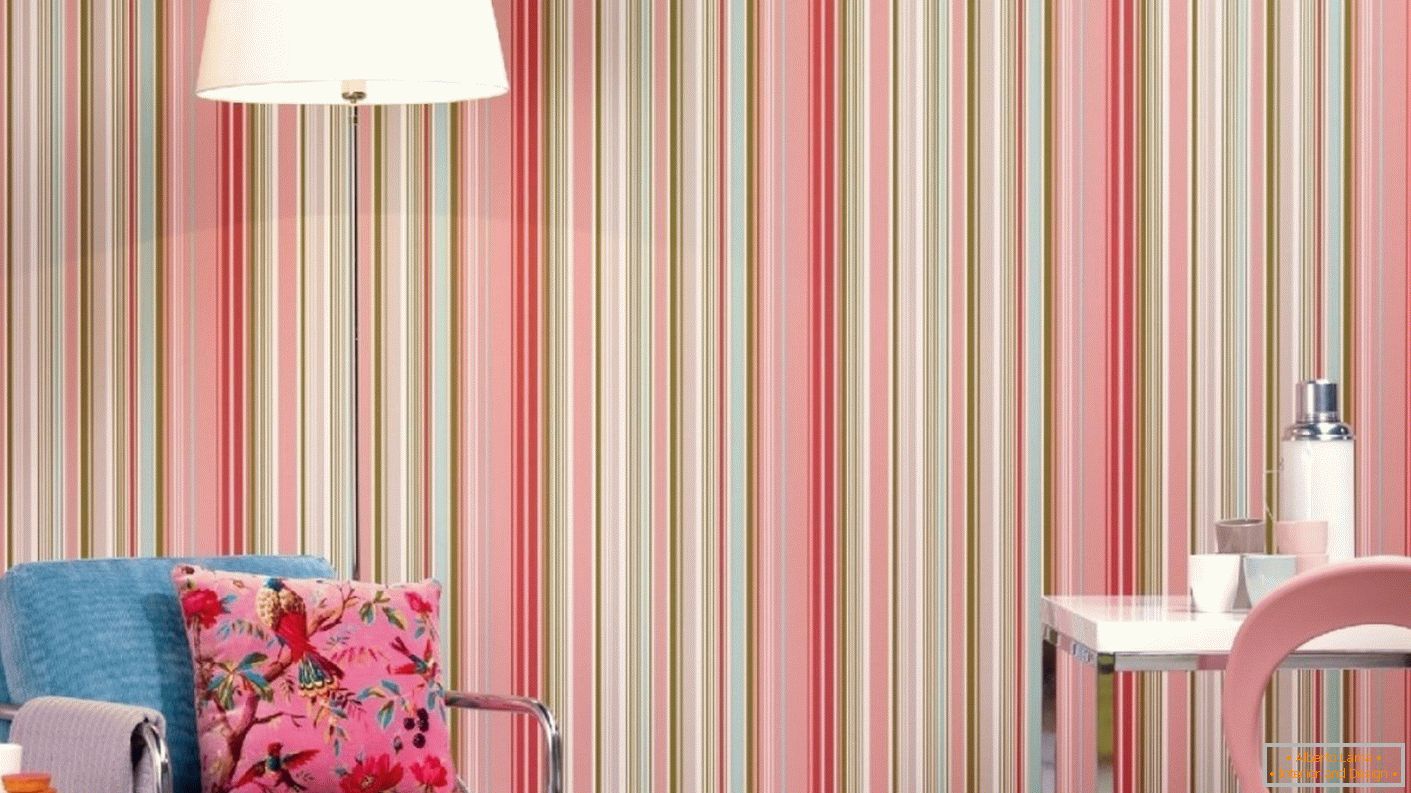 Wallpaper stripes in the interior