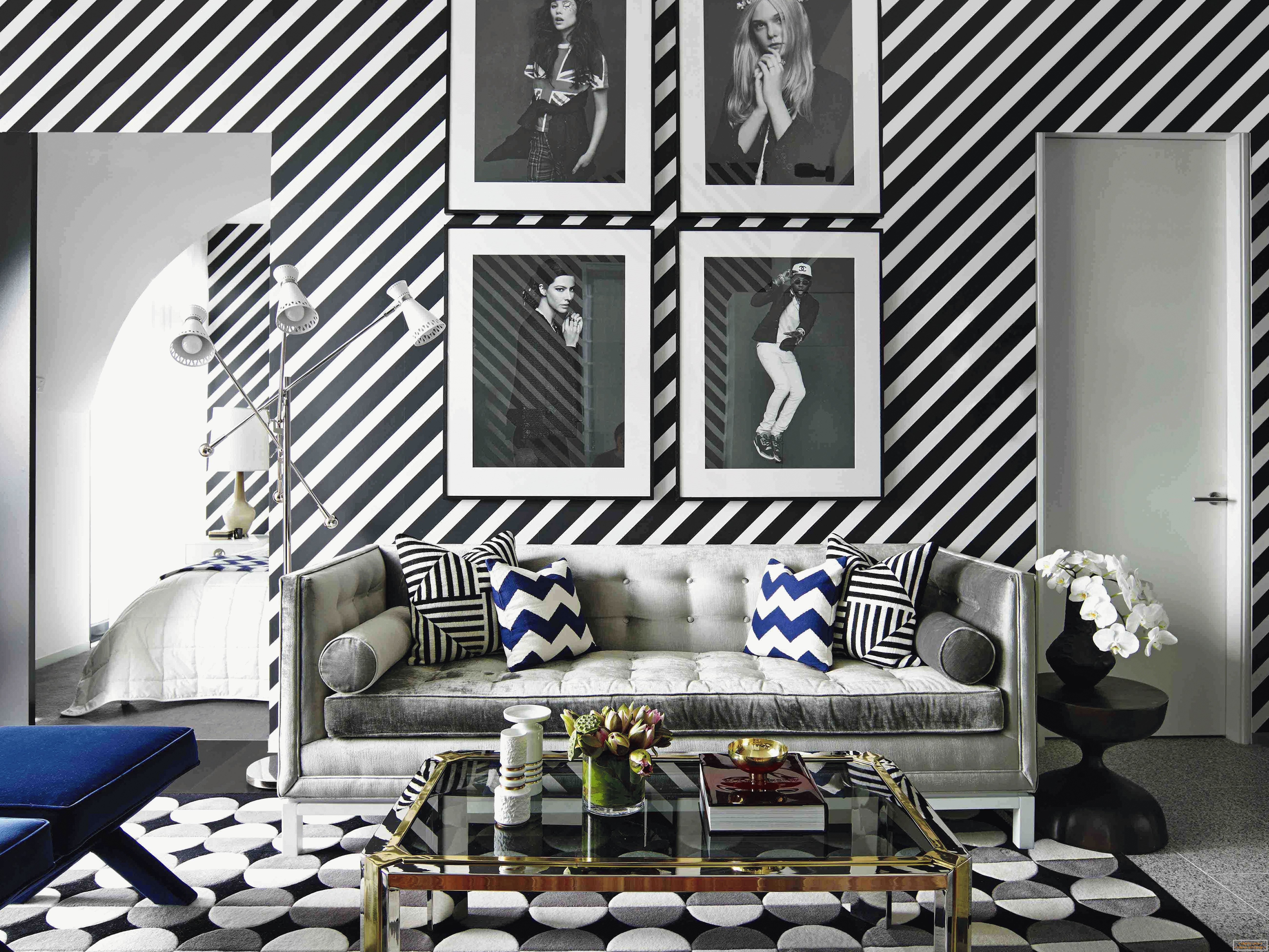 Diagonal stripes on wallpaper
