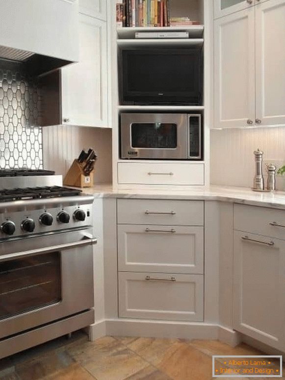 Worktop lighting in a corner kitchen