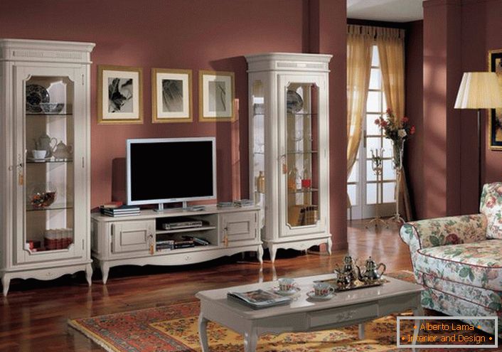 The color of the withered rose fits perfectly with white. The living room is furnished according to the country style. High cabinets with glass doors, voluminous soft sofa with floral upholstery, floor lamp with a gentle peach ceiling in the best traditions of country style.