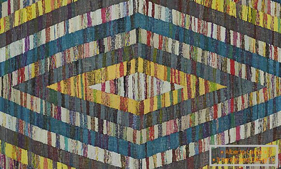 Geometric rug with diamond pattern