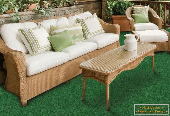 Short-cropped artificial lawn