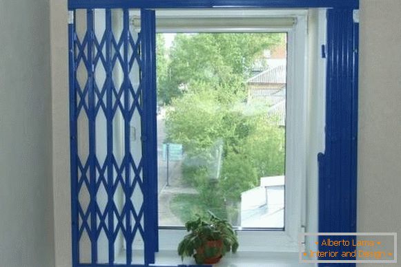 Internal gratings на окна - раздвижные синего цвета