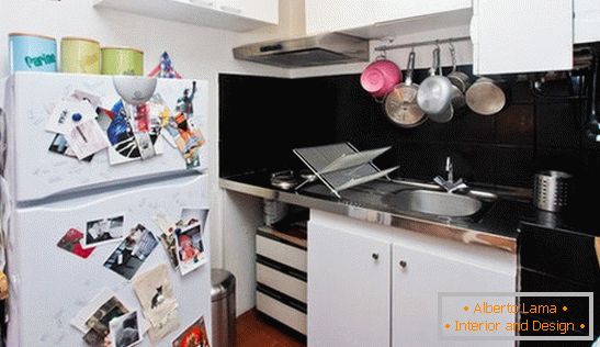 Interior design of a small kitchen в чёрно-белом цвете