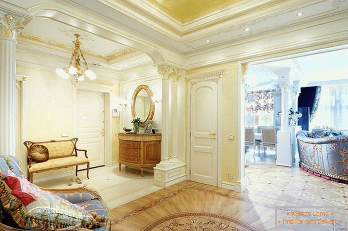 Royal apartments in Empire style in an ordinary Moscow apartment.