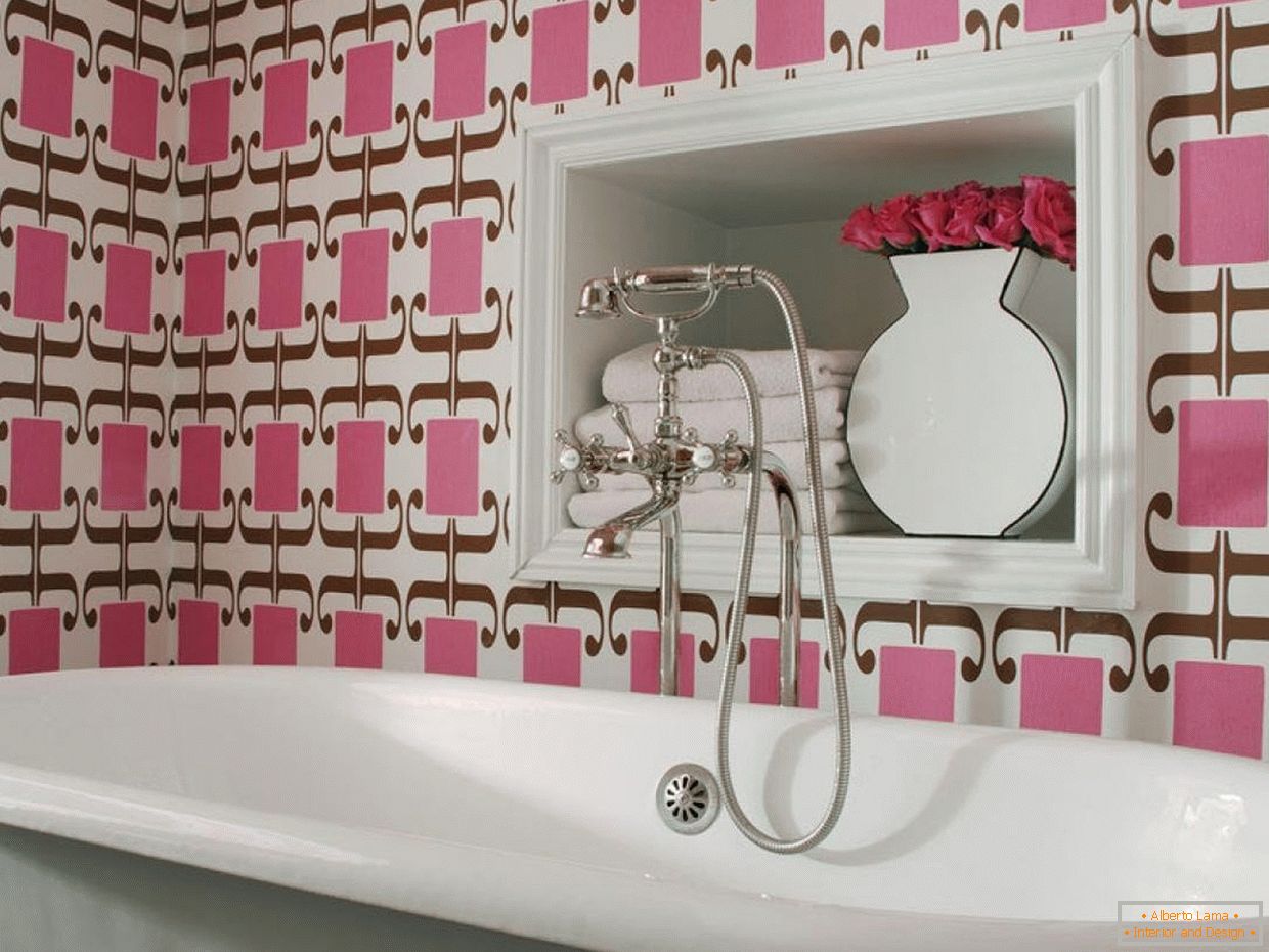 Bathroom with wall decoration in pink colors